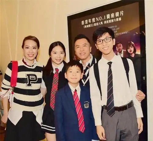 甄子丹晒三娃照片,两男一女却只有一娃出众,三婚娶妻有亿万遗产