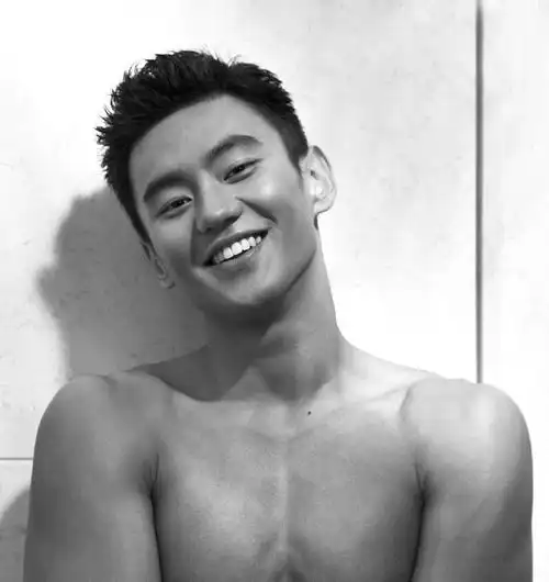 这些小鲜肉笑容杀很大,六块腹肌都抗衡不了