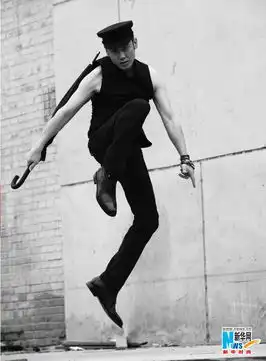 吴秀波黑白大片儒雅桀骜并存