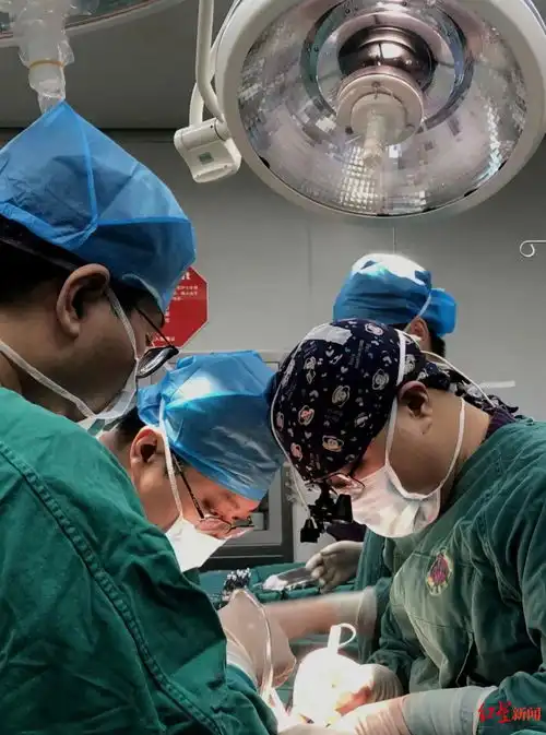 凉山14岁男生上学途中摔入河沟肝脾破裂空中120紧急转运救他一命
