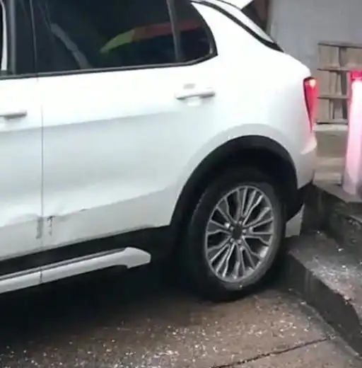男子喜提领克01,结果车开的出不来了