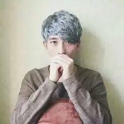 情侣qq头像图中人物抱着玩偶