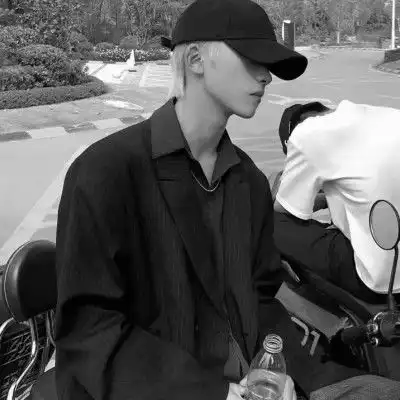 2020最新小清新男头黑白你在看孤独的风景