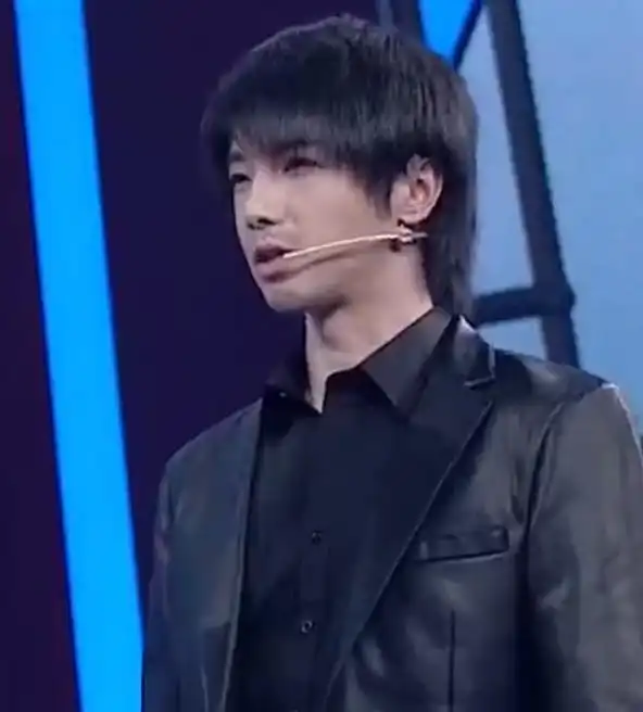 有一种成熟叫华晨宇粘假胡子,明明只有30岁,却像奔四的人