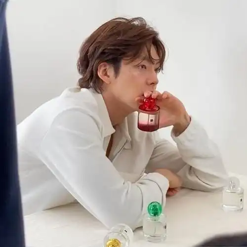 金宇彬晒广告拍摄现场照染亚麻色头发男神范儿十足