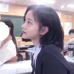 黑白头像女生冷酷霸气一组全是身穿黑衣服的好看头像