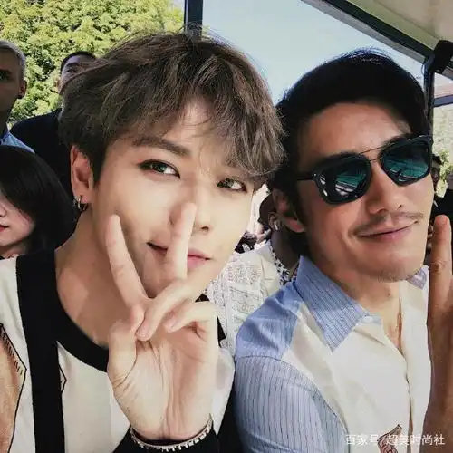 48岁的胡兵男装周领衔走秀,身材气质吊打一众小鲜肉,a爆全场