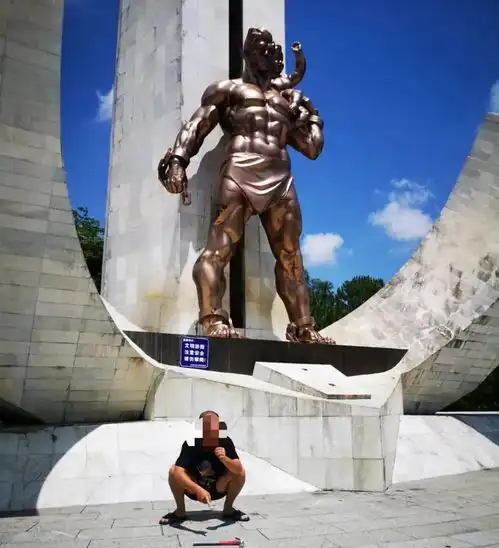 北海一男子发泄不满铁锤猛砸烈士像被刑拘