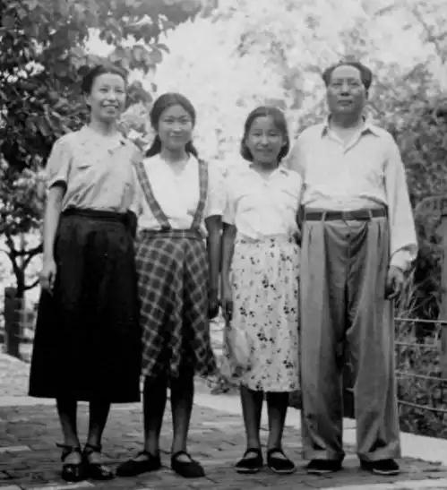 52年张国男陪江青去苏联治病,后回忆江青看起来令人感觉很舒服