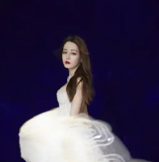 迪丽热巴被男主持踢开裙摆,谁注意她的第一反应观众都懵了