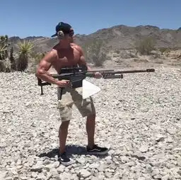 肌肉猛男手持巴雷特连射,是猛男太强还是枪的后坐力太小