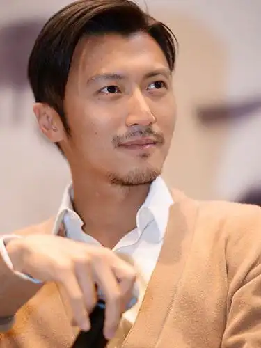 被谢霆锋宠了35年,连换7任男友,至今单身一人依然被谢霆锋养着