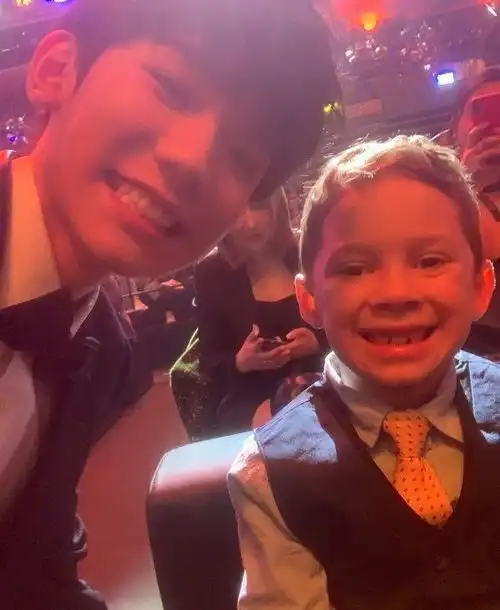 王源与服装品牌合作推出联名款,莱阳成王源替身,果然是亲儿子