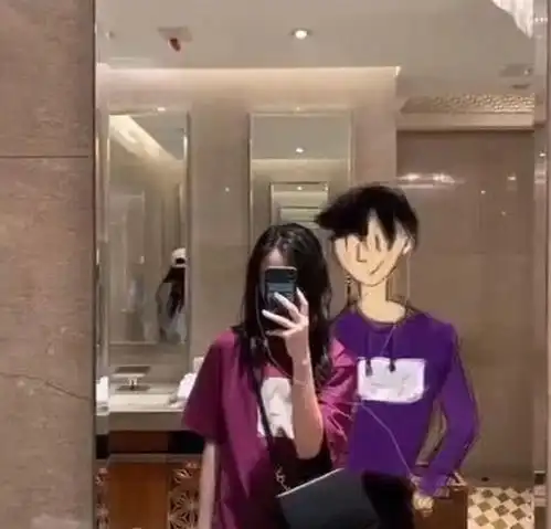 李嫣和小伙伴在酒店玩自拍,遗传王菲酷酷的气质,拍照都很有意境