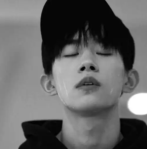 别再说孙怡和李沁长得像了,看到易烊千玺和他后,这才叫复制粘贴