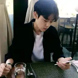 他穿的衣服是什么