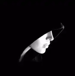 找一张图片的高清版图片黑背景,一个戴黑帽子的人的侧脸