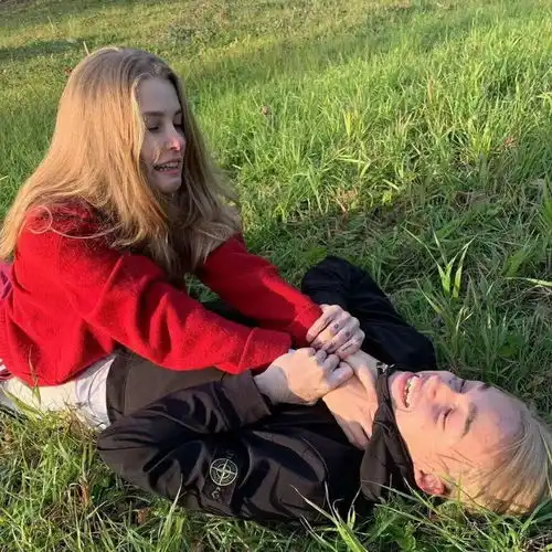 欧美情头总有人翘首而畔,为你而来