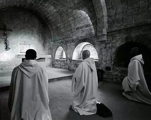 南法修士岛海风沉醉品佳酿,碧海一屿修神性