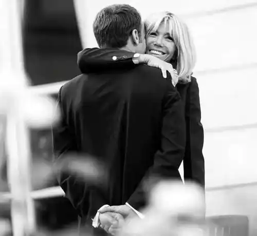 39岁女老师引诱15岁男生,不顾家人感受,30年后竟成一段佳话