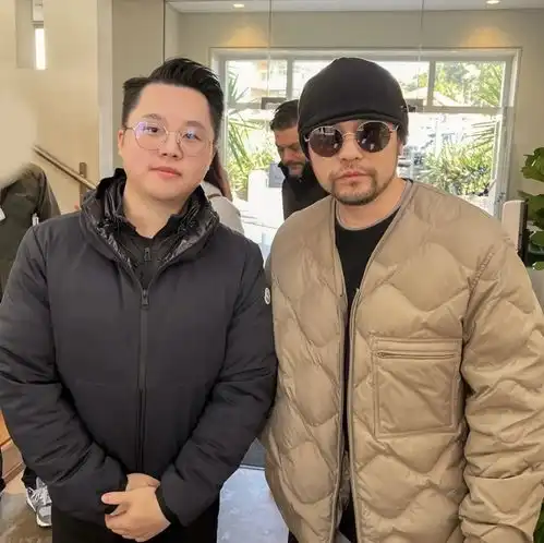 周杰伦现身悉尼被偶遇,和网友合照接地气,满脸胡渣男人味十足