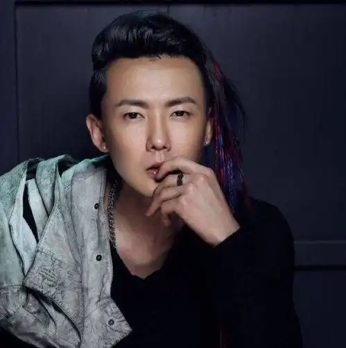 现代李小龙炮轰黄义达你都出家了就离秦岚远点,有抑郁症要治疗