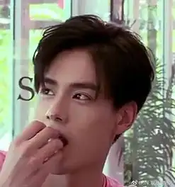 胡一天偷吃葡萄,实力可爱,网友说好的高冷男神呢