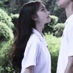 衬衫情侣头像一男一女不露头我是美丽的珍妮