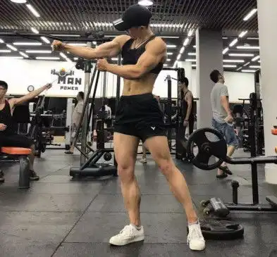 她是中国最man的女生当她露出8块腹肌时,彭于晏都表示输了