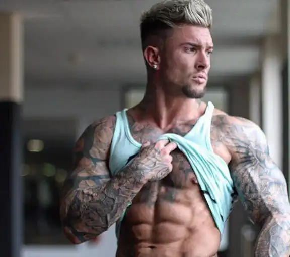 纹身大师成为肌肉男神,时尚和力量的结合,让他红爆健身圈