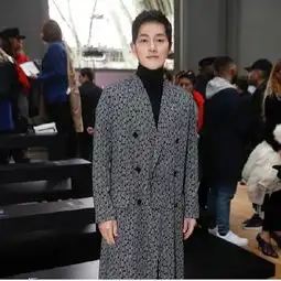 巴黎时装周的男星们宋仲基颜值回到巅峰刘昊然忙合影