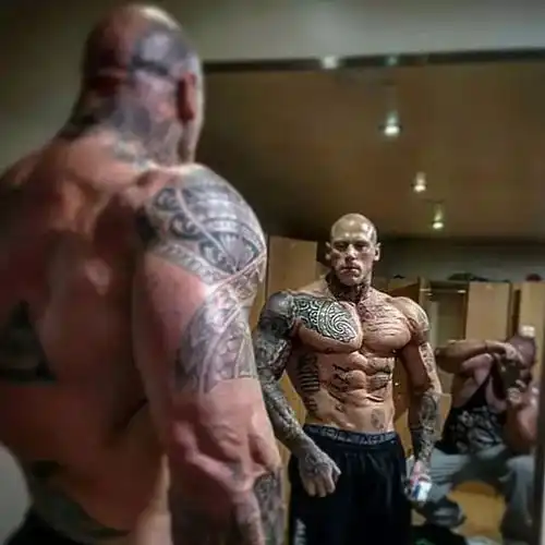 身高2米体重300斤,他是比巨石强森还硬的男人