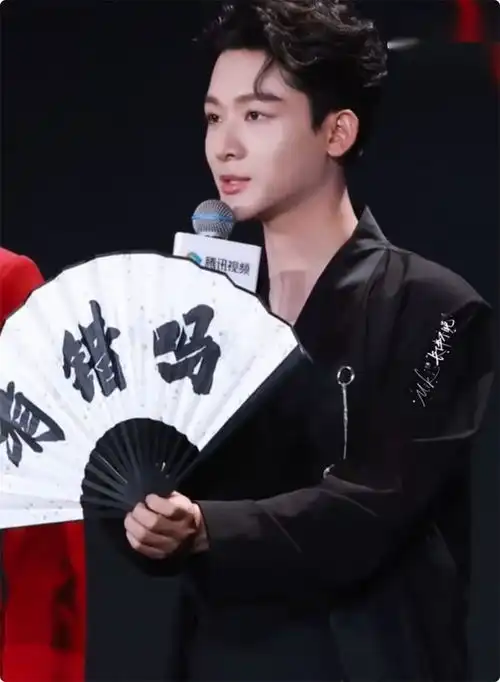 男演员的身材管理有多重要看檀健次和邓为的同框照就知道了