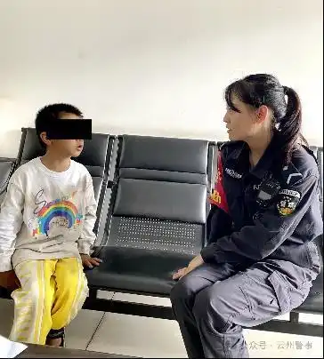 小男孩迷路求助云县民警