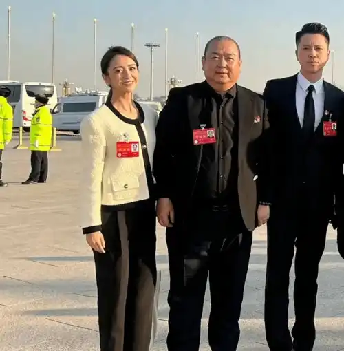 两大央视脸同框刘涛穿西装开会超干练,佟丽娅走小香风绝美