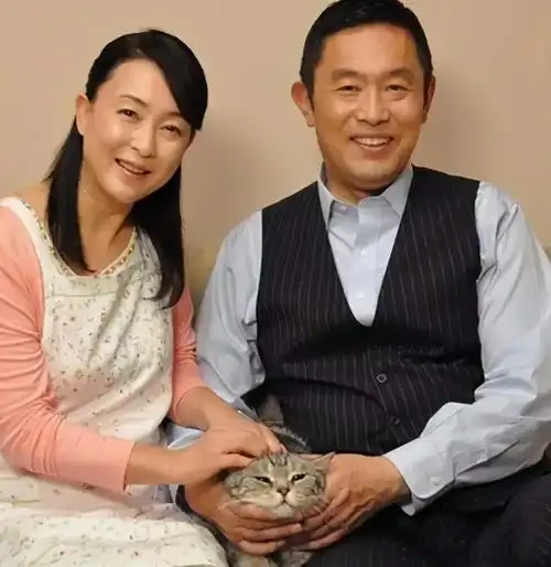 传奇女星56岁闪婚,相识才8月连婚礼都没有,女方却很满意