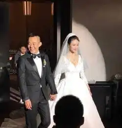 51岁侯勇和小20岁三婚娇妻出海玩,女方被指假笑,一脸不情愿