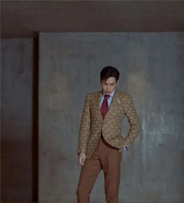 张若昀西装穿搭好有气质,尽显成熟魅力,妥妥的型男
