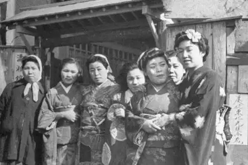他是天下所有男人的模范,和9个女俘虏躲在深山,20年生71个小孩