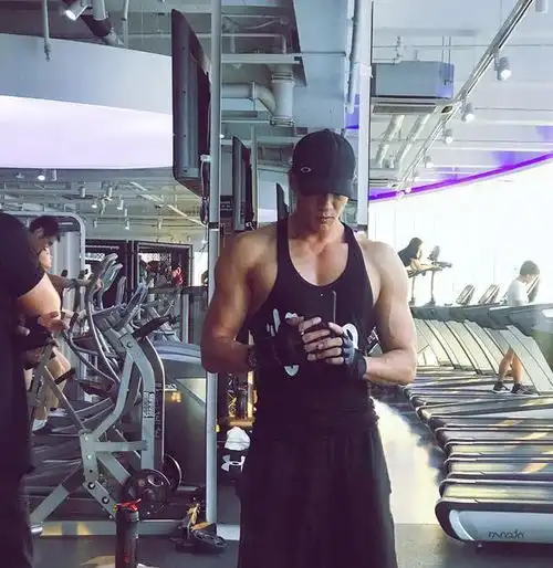 46岁何润东大晒健身照,没有中年大叔的油腻感,肌肉线条分明