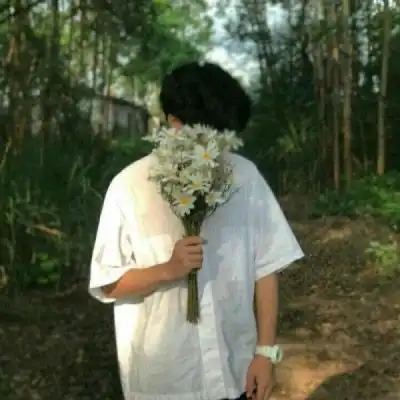 手里拿花的男生头像单身头像想恋爱了