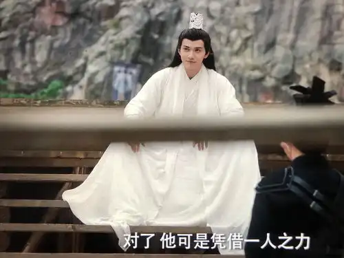 夫子的表情和这个坐姿和这身白衣绝配啊徐正溪完...