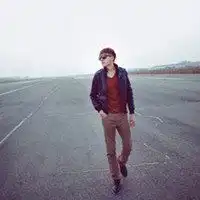 急急急帮我把这个男头像搭配一个女头像情侣头像