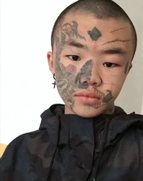 回顾14岁少年满脸纹身被父亲赶出家门,找不到工作如今怎样了