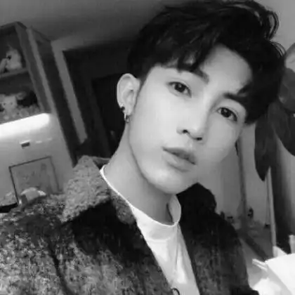 qq图像伤感男生黑白,抵达幸福的彼岸太难了