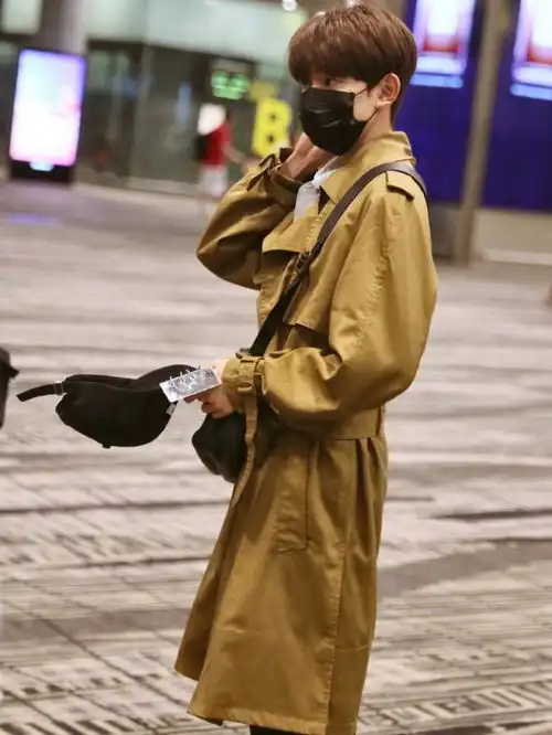 王源穿搭少年感十足,防晒衣双肩包长风衣,休闲舒适又有时髦感