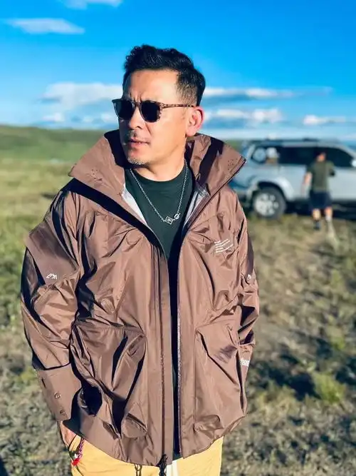 建议中年男人冲锋衣尽量别穿北面骆驼,换成这3种更高级