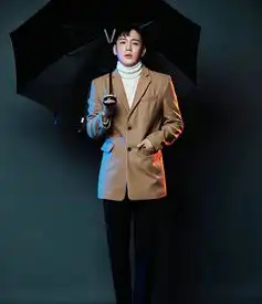 韩国演员韩海着卡其色西装充满成熟男人味