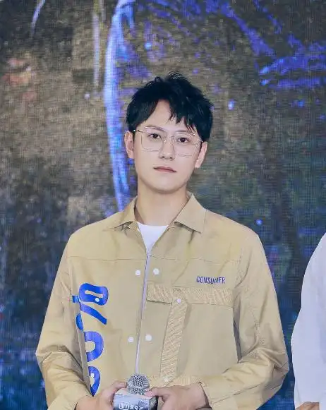 有种整容叫秦俊杰分手2年,健身变成筋肉男,杨紫眼光难理解