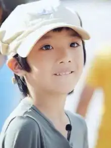 吴镇宇和老婆十指相扣逛街被拍,结婚近20年恩爱如初